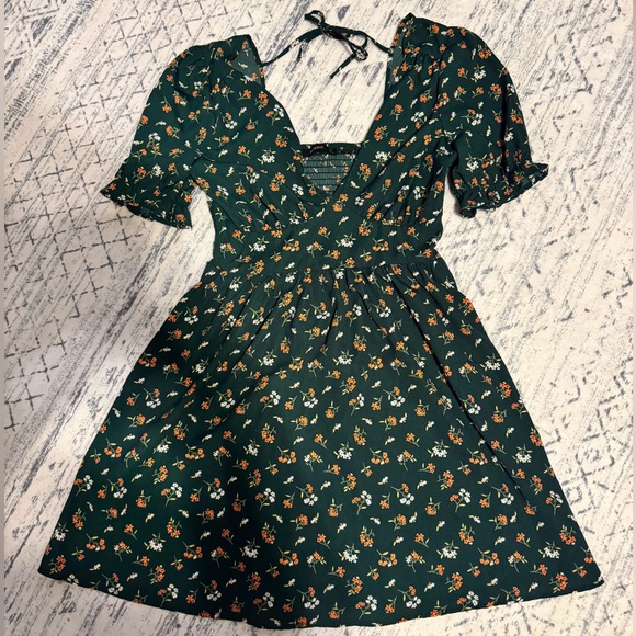 Hesperus Dresses & Skirts - Floral Green Dress